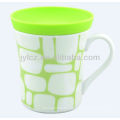 tasse blanche avec couvercle en silicone